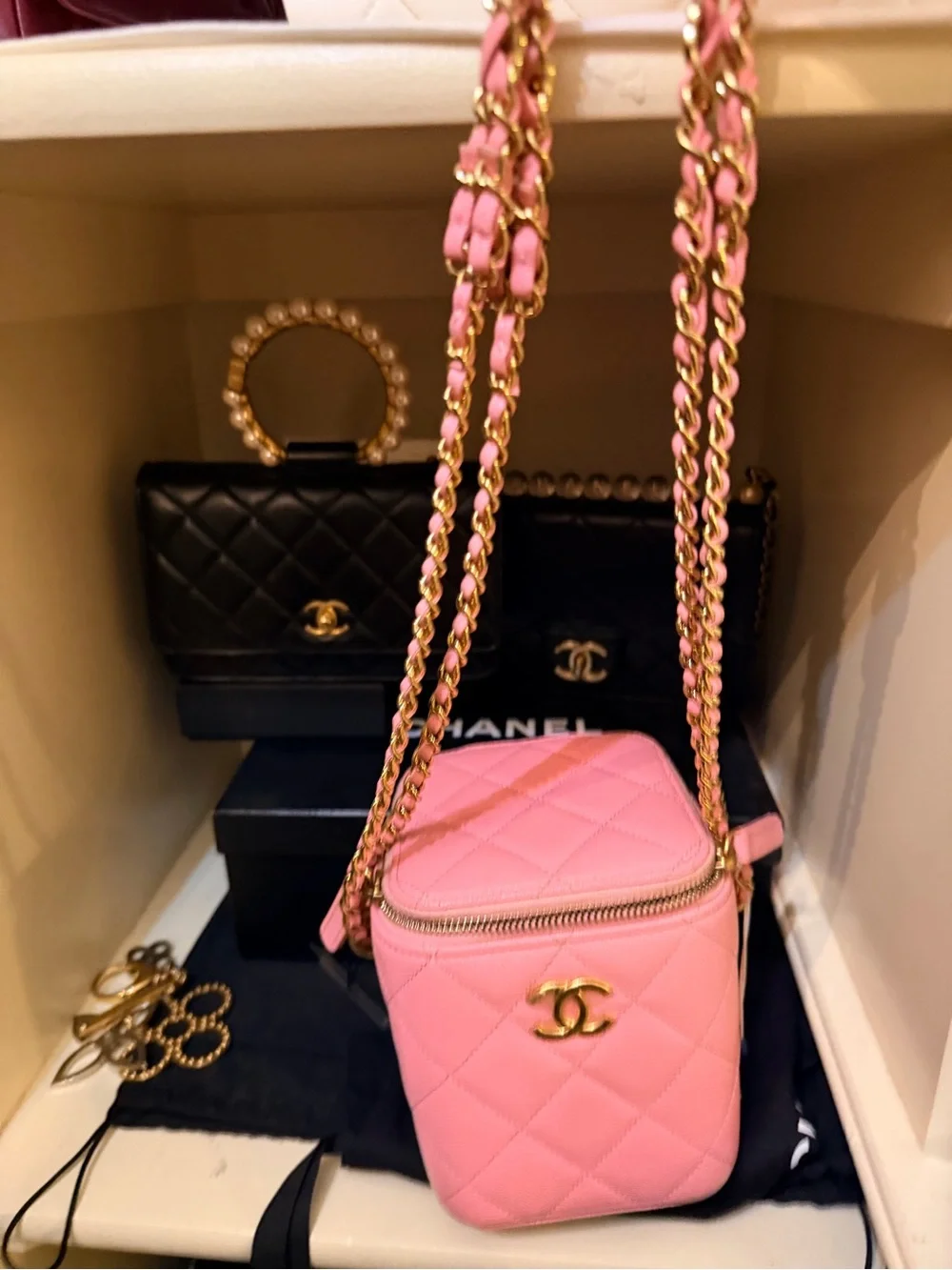 CHANEL Pink Quilted Vanity bag. Caviar leather Almost new!